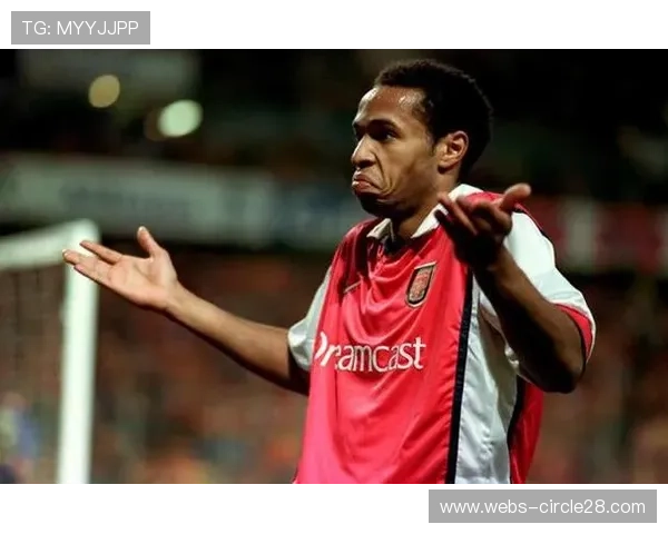 阿森纳球迷看台现创意TIFO，致敬亨利不败赛季