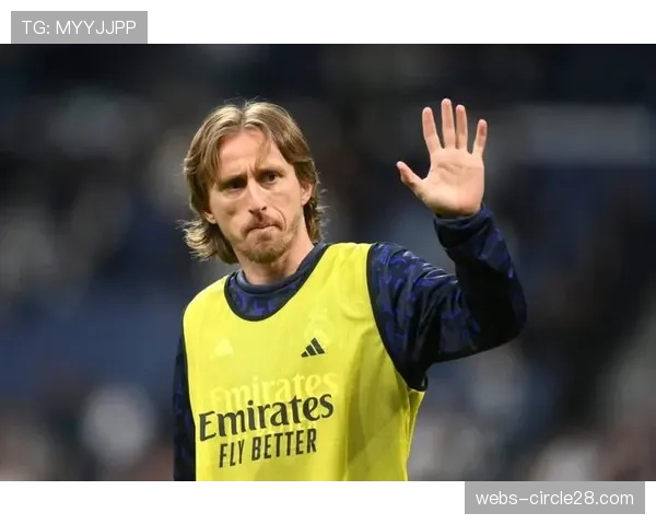 终场哨响，37岁的莫德里奇被皇马队友高高抛起庆祝